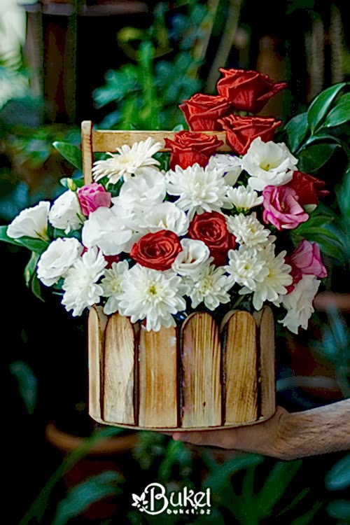 Rose and chrysanthemum | In a wooden basket