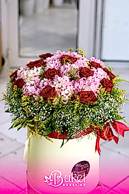 Red roses and hydrangea in a box